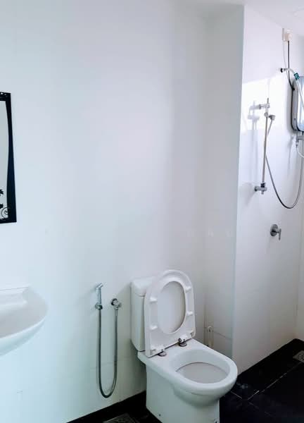 Service Residence for Sale at Vista Alam - Firdaus Dauz - Bathroom - PropertyGuru.com.my