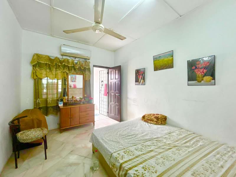 Taman Sri Muda untuk Untuk Dijual - RM 350,000, Mac 2026 - Bedroom - PropertyGuru.com.my