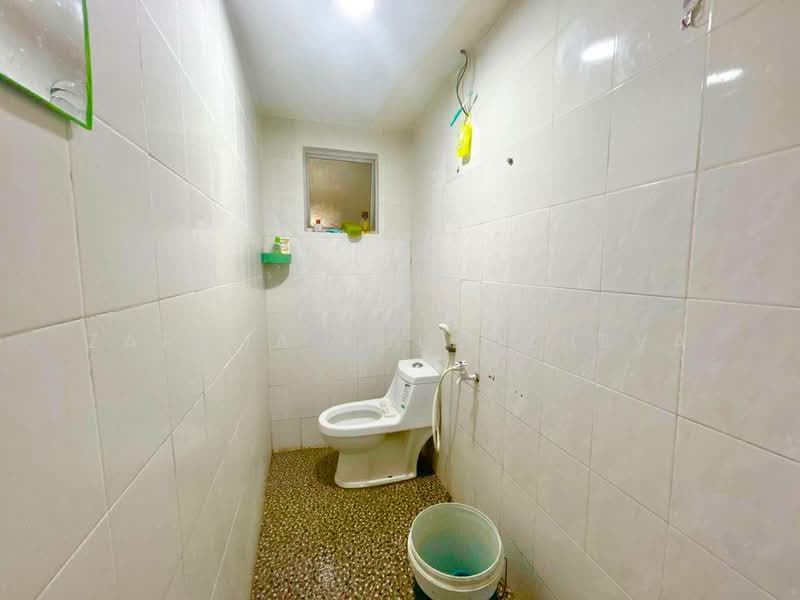 Taman Sri Muda untuk Untuk Dijual - RM 350,000, Mac 2026 - Bathroom - PropertyGuru.com.my