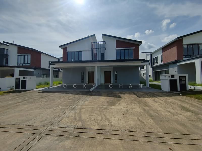 Semi-Detached House for Sale in Rawang (Selangor) - Rocky Chan - Exterior - PropertyGuru.com.my