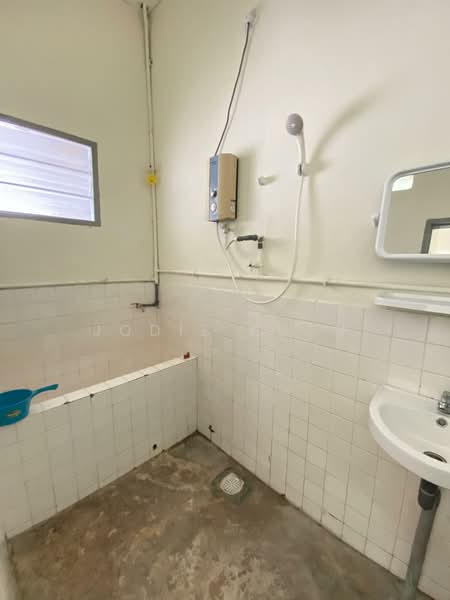 1-storey Terraced House for Rent in Taman Sunlight (Ipoh) - Jodie Kuan - Bathroom - PropertyGuru.com.my