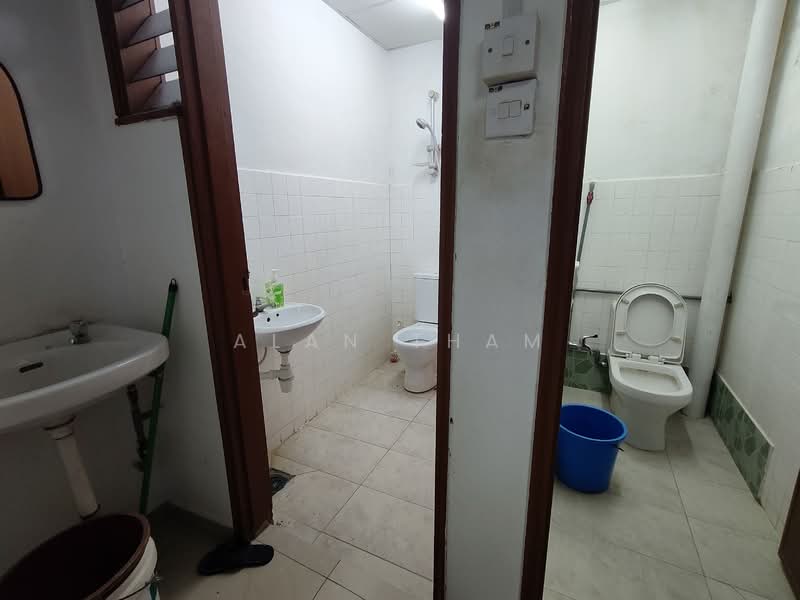 Shop / Office for Rent in Johor Bahru (Johor) - Alan Tham - Bathroom - PropertyGuru.com.my