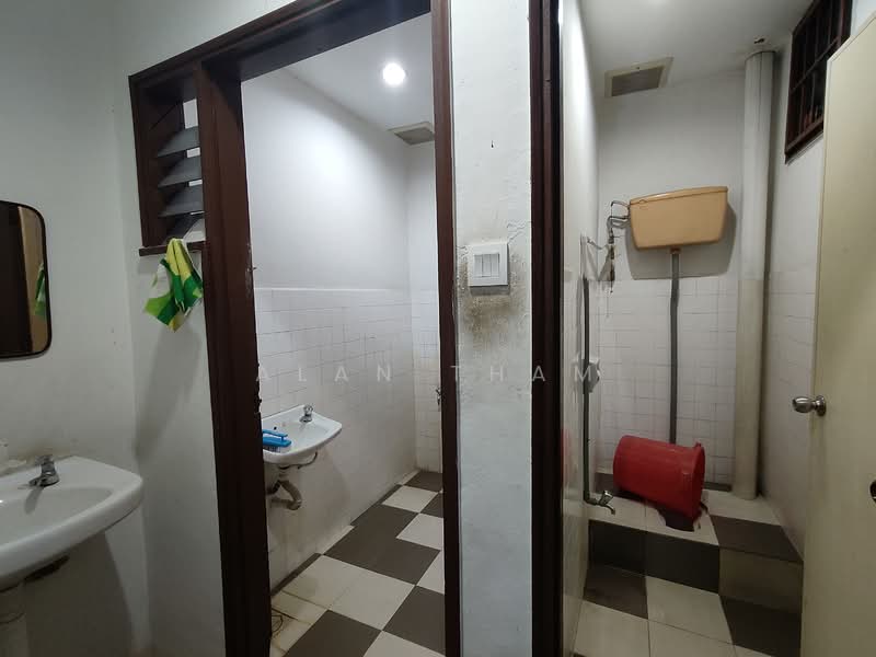 Shop / Office for Rent in Johor Bahru (Johor) - Alan Tham - Bathroom - PropertyGuru.com.my