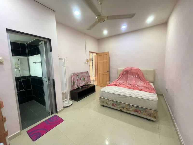 2-storey Terraced House for Sale in Taman Century (Johor Bahru) - Calvin Wong - Bedroom - PropertyGuru.com.my