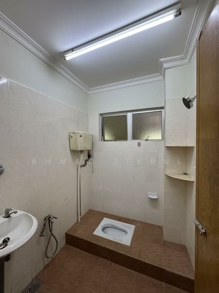 Semi-Detached House for Sale in Batu Pahat (Johor) - Ahmad Zikrul - Bathroom - PropertyGuru.com.my