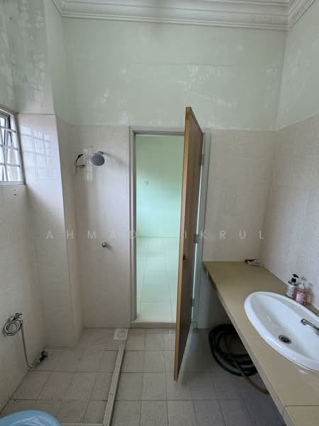 Semi-Detached House for Sale in Batu Pahat (Johor) - Ahmad Zikrul - Bathroom - PropertyGuru.com.my