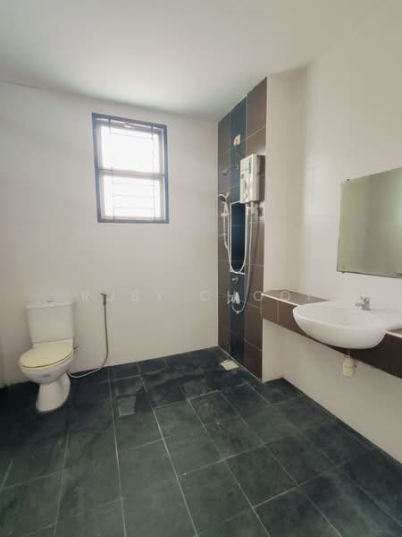 Taman Kempas Utama untuk Untuk Dijual - RM 838,000, Mac 2026 - Bathroom - PropertyGuru.com.my