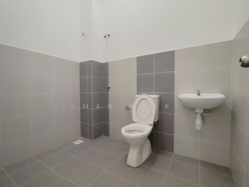 Rumah Teres 2 Tingkat untuk Dijual di Sepang (Selangor) - Ilman Nahri - Bathroom - PropertyGuru.com.my