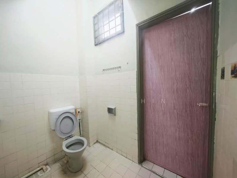 Taman Desa Jaya untuk Untuk Disewa - RM 1,900 /bulan, Mac 2026 - Bathroom - PropertyGuru.com.my