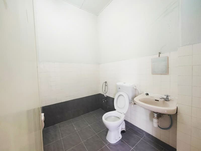 Taman Desa Jaya untuk Untuk Disewa - RM 1,900 /bulan, Mac 2026 - Bathroom - PropertyGuru.com.my