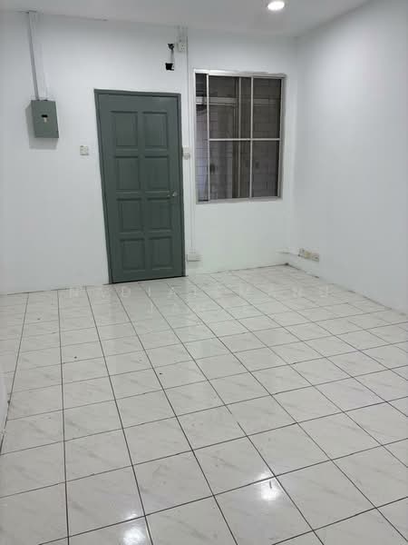 Taman Ukay Heights untuk Untuk Dijual - RM 1,500,000, Mac 2026 - Bedroom2 with bathroom & balcony - PropertyGuru.com.my