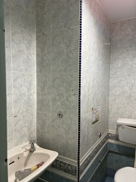 Taman Ukay Heights untuk Untuk Dijual - RM 1,500,000, Mac 2026 - Common bathroom - PropertyGuru.com.my