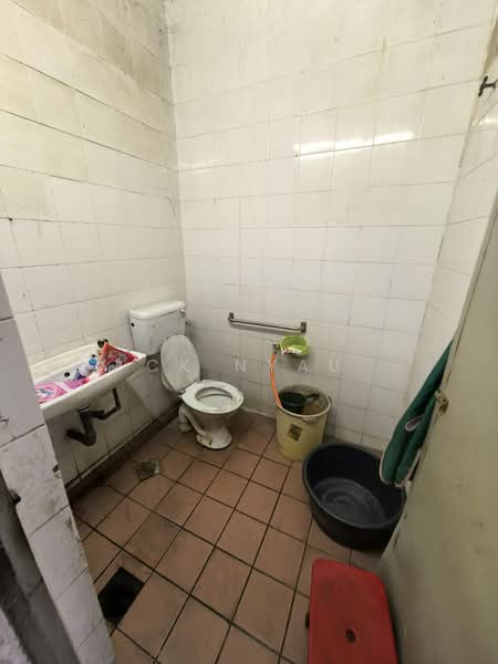 Ipoh tasek tawas freehold 2 storey shoplot for sale untuk Untuk Dijual - RM 328,000, Mac 2026 - Bathroom - PropertyGuru.com.my