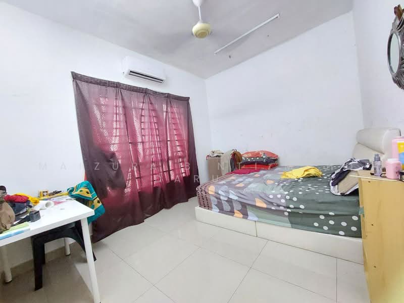 Townhouse for Sale in Bandar Tasik Kesuma (Beranang) - Maizura binti Mohd Darus - Bedroom - PropertyGuru.com.my