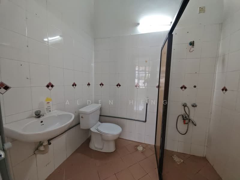 1.5-storey Terraced House for Sale in Taman Molek (Johor Bahru) - Alden Heng - Bathroom - PropertyGuru.com.my