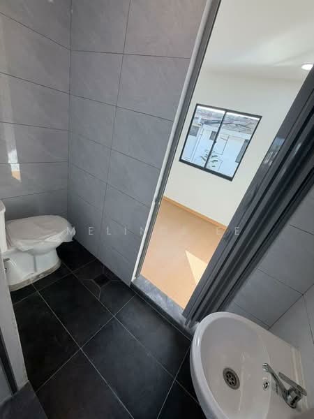 Taman Damai Jaya untuk Untuk Dijual - RM 418,000, Mac 2026 - Bathroom - PropertyGuru.com.my