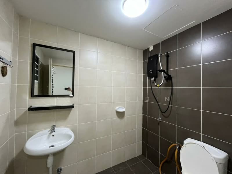 De Bayu Apartment untuk Untuk Disewa - RM 1,200 /bulan, Mac 2026 - Bathroom - PropertyGuru.com.my