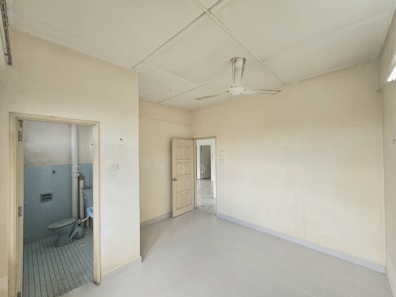 Apartment for Sale at Intan Apartment - Chai Soon Kuek - Bathroom - PropertyGuru.com.my