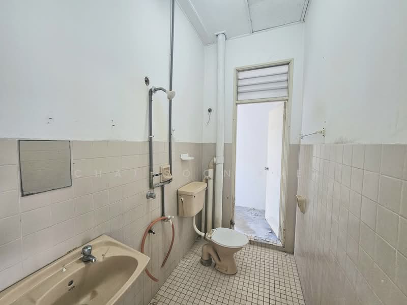 Apartment for Sale at Intan Apartment - Chai Soon Kuek - Bathroom - PropertyGuru.com.my