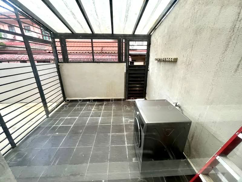 2-storey Terraced House for Sale in Bukit Jelutong (Shah Alam) - Noor Hidayah Mohamad Noor - Balcony - PropertyGuru.com.my
