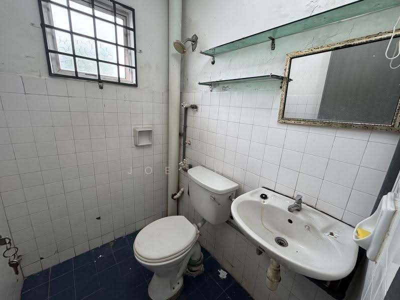 Rumah Teres 2-Tingkat untuk Dijual di Taman Mastiara (Jalan Ipoh) - Joe Phua - Bathroom - PropertyGuru.com.my