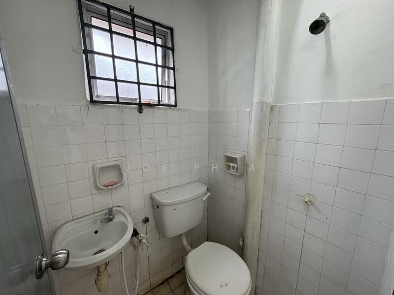 Rumah Teres 2-Tingkat untuk Dijual di Taman Mastiara (Jalan Ipoh) - Joe Phua - Bathroom - PropertyGuru.com.my
