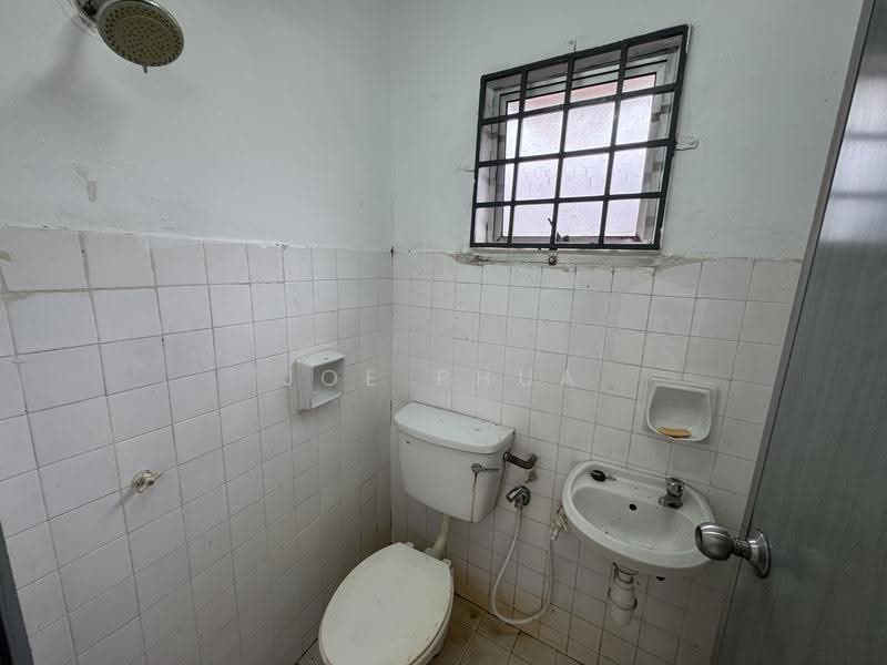 Rumah Teres 2-Tingkat untuk Dijual di Taman Mastiara (Jalan Ipoh) - Joe Phua - Bathroom - PropertyGuru.com.my
