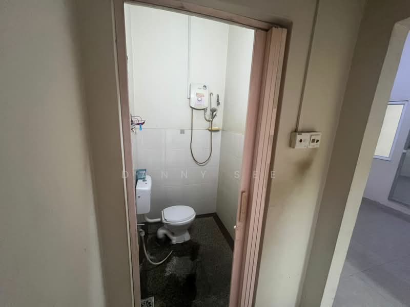 1-storey Terraced House for Sale in Kampung Baru Saleng (Kulai) - Danny See - Bathroom - PropertyGuru.com.my