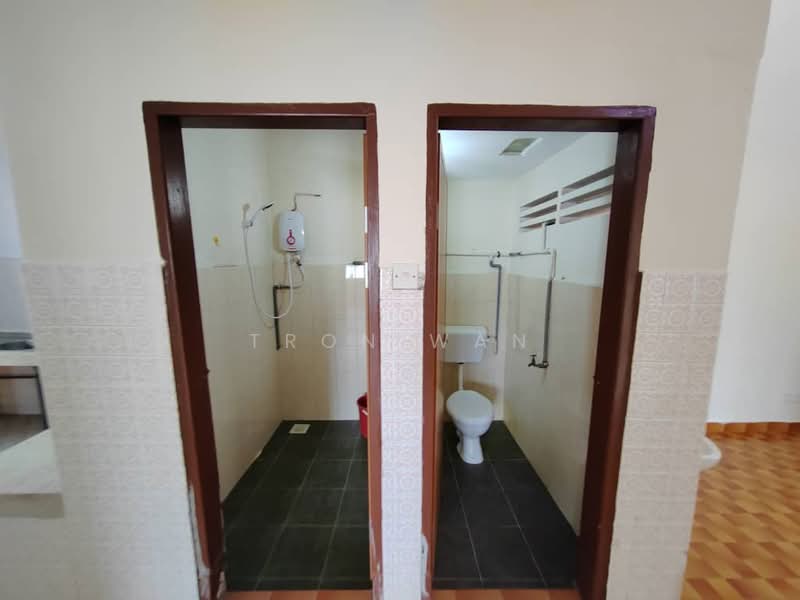 1sty Petaling Jaya Seksyen 4 Jalan Assunta Corner House untuk Untuk Disewa - RM 2,699 /bulan, Mac 2026 - Bathroom - PropertyGuru.com.my