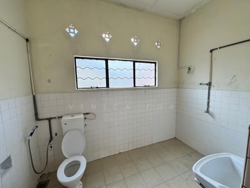 Commercial Bungalow for Rent in Taman Melodies (Johor Bahru) - Venica For - Bathroom - PropertyGuru.com.my