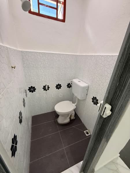1-storey Terraced House for Sale in Taman Lobak Indah (Lunas) - Gerald Peski - Bathroom - PropertyGuru.com.my