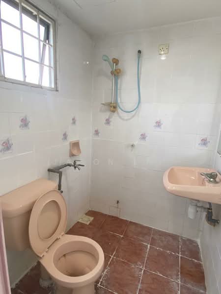 Apartment for Rent at Pangsapuri Seri Gembira - Jason Lai - Bathroom - PropertyGuru.com.my