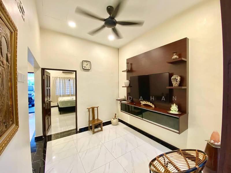 1-storey Terraced House for Sale in Klang (Selangor) - Noraini Dahan - Living Room - PropertyGuru.com.my