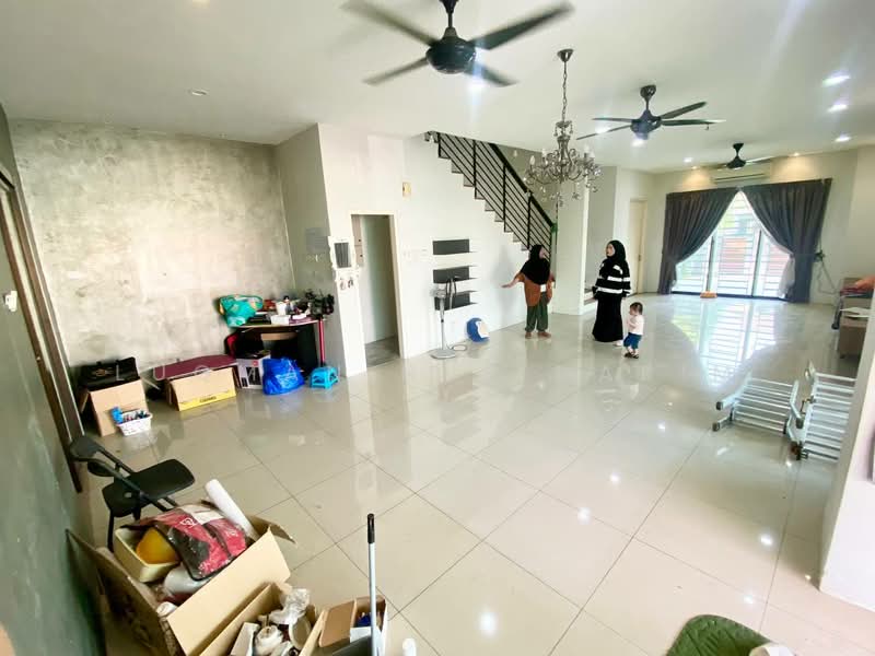 2.5-storey Terraced House for Sale in Klang (Selangor) - LUQMAN NUR HAKIM - Living Room - PropertyGuru.com.my