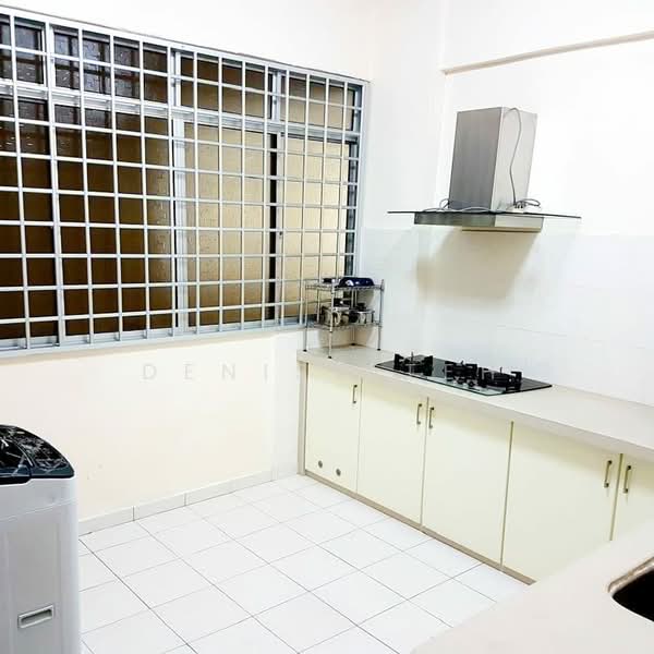 Putra Place Condominium untuk Untuk Disewa - RM 1,800 /bulan, Mac 2026 - Kitchen - PropertyGuru.com.my