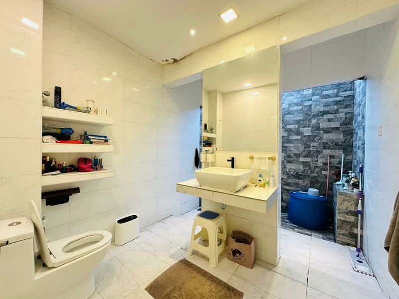 Semi-Detached House for Sale in Anggun 2 Residence (Rawang) - Tiffany Yang - Bathroom - PropertyGuru.com.my