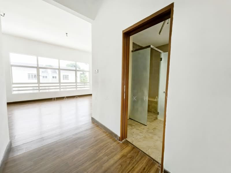 Glenmarie Cove untuk Untuk Dijual - RM 1,250,000, Mac 2026 - Master Bedroom with attach bathroom - PropertyGuru.com.my