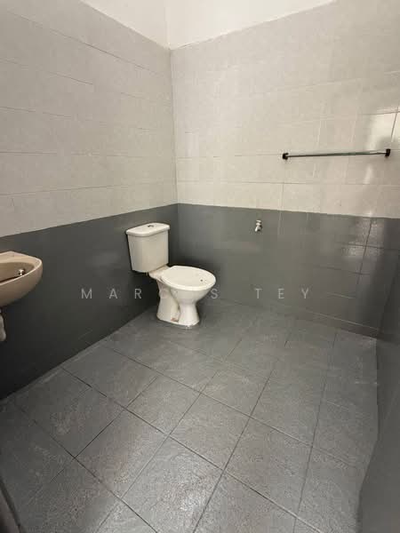 2-storey Terraced House for Sale in Taman Kemas (Tampoi) - Marcus Tey - Bathroom - PropertyGuru.com.my