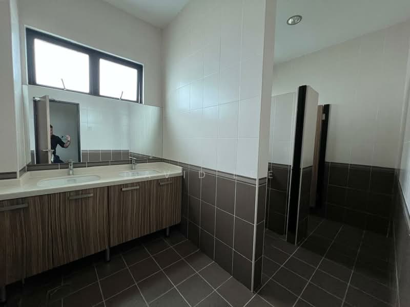 Semi-D Factory for Rent in Balakong (Selangor) - David Lee - Bathroom - PropertyGuru.com.my