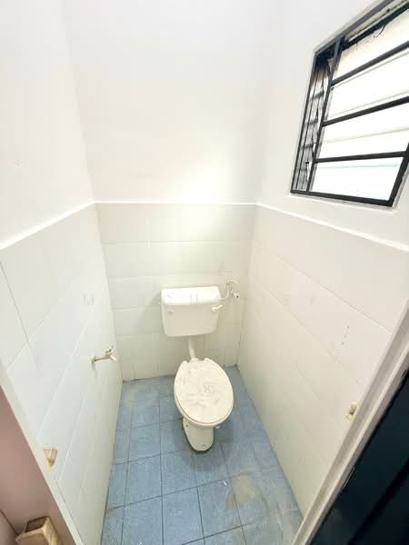 Taman Sri Kluang untuk Untuk Dijual - RM 230,000, Mac 2026 - Bathroom - PropertyGuru.com.my