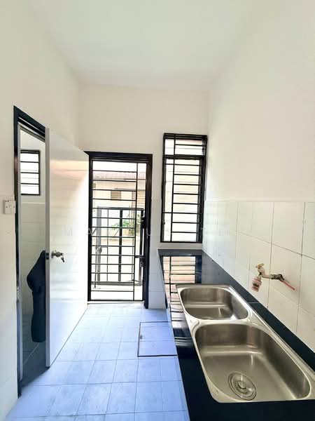Taman Sri Kluang untuk Untuk Dijual - RM 230,000, Mac 2026 - Kitchen - PropertyGuru.com.my