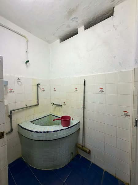 Semi-Detached House for Sale in Taman Free School (Jelutong) - Qyan Goh - Bathroom - PropertyGuru.com.my