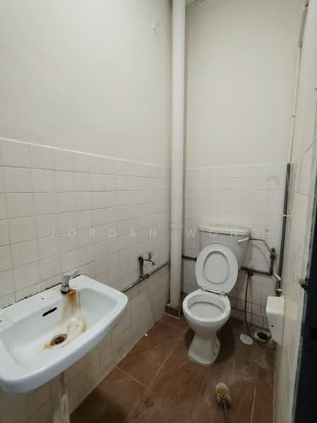 Semi-D Factory for Rent in Taman Desa Jaya (Johor Bahru) - Jordan Wong - Bathroom - PropertyGuru.com.my