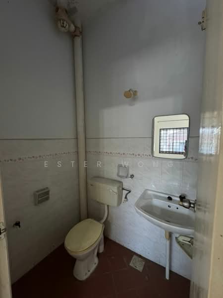 Tmn Flora Heights 1 Storey Terrace House untuk Untuk Dijual - RM 398,000, Mac 2026 - Bathroom - PropertyGuru.com.my