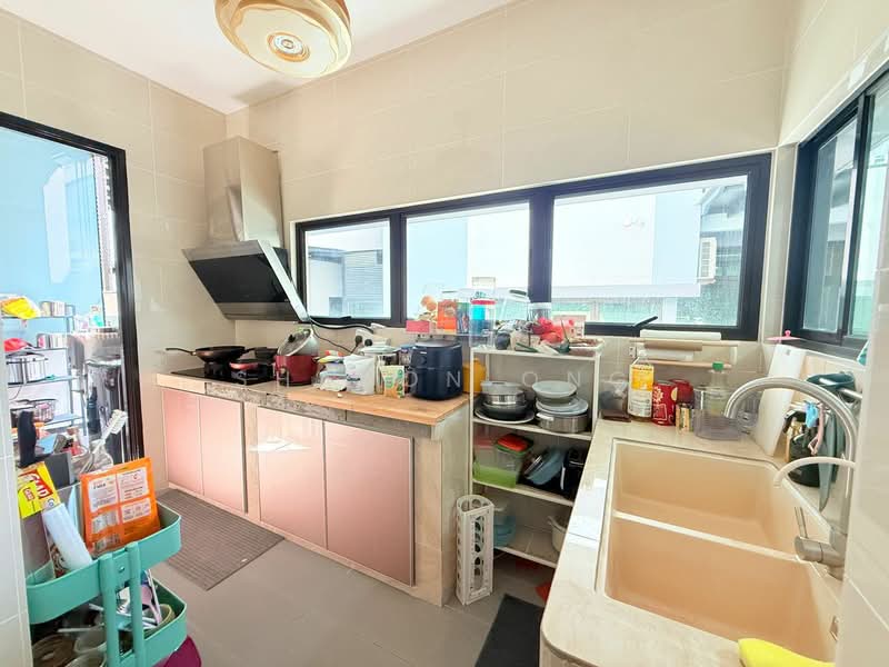 Cluster House for Sale in Taman Mount Austin (Tebrau) - Sharon Ong - Kitchen - PropertyGuru.com.my