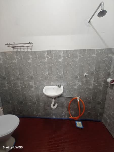 Flat for Rent at Pantai Indah Fasa 1 - Benz Low - Bathroom - PropertyGuru.com.my