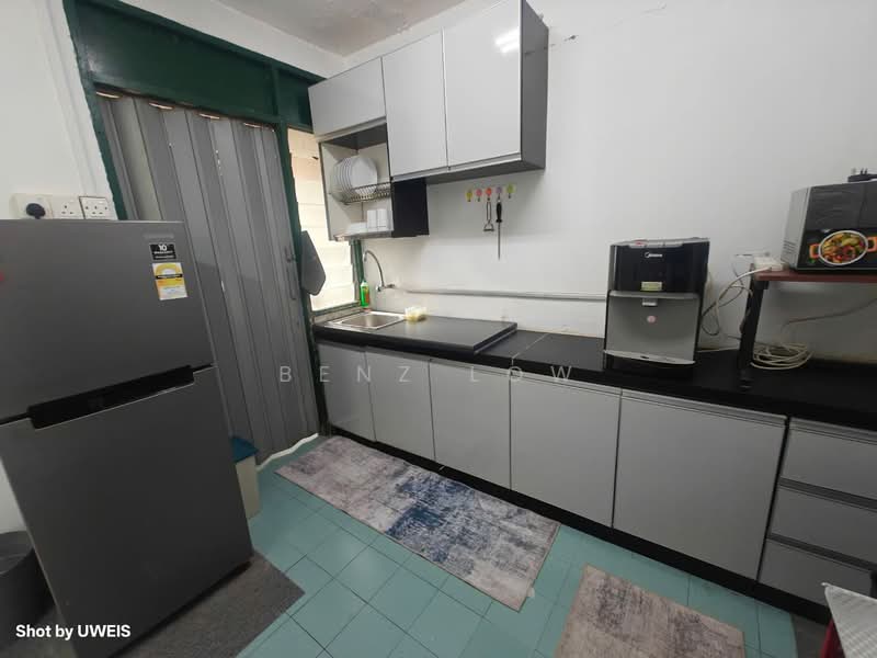 Flat for Rent at Pantai Indah Fasa 1 - Benz Low - Kitchen - PropertyGuru.com.my