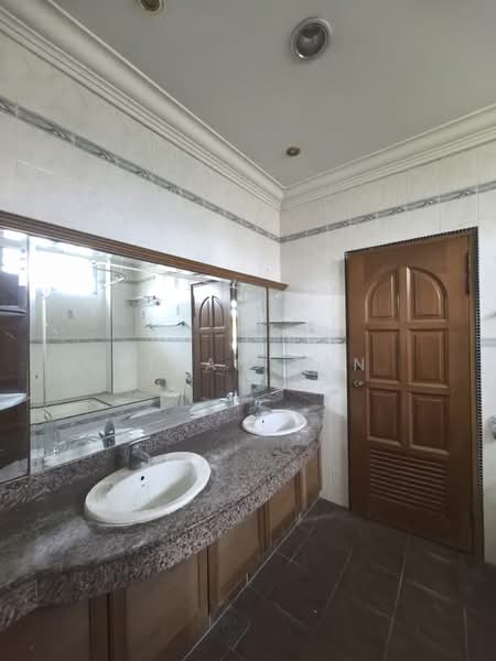 Bungalow House for Sale in Taman Sri Andalas (Klang) - Vivan Tan - Bathroom - PropertyGuru.com.my