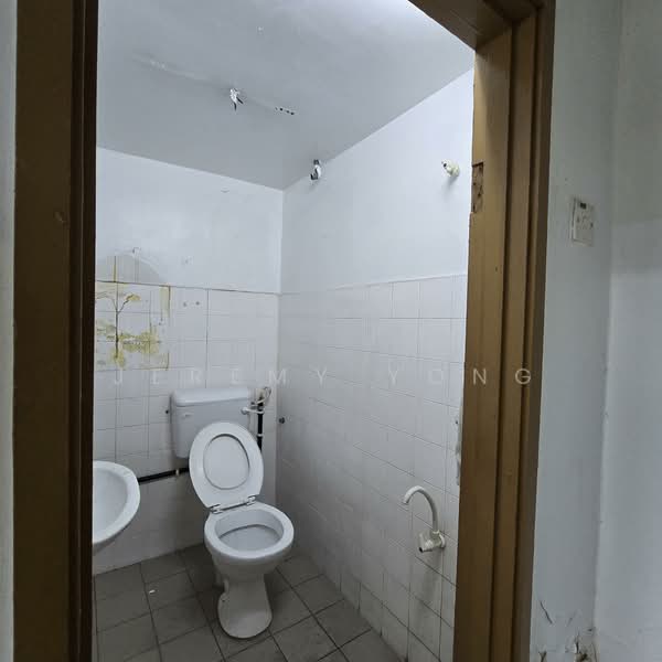 Balakong Jaya Industrial Park untuk Untuk Disewa - RM 9,700 /bulan, Mac 2026 - Bathroom - PropertyGuru.com.my