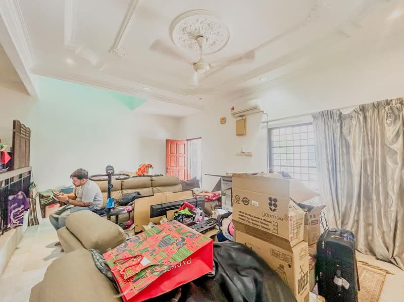 2-storey Terraced House for Sale in Bukit Jelutong (Shah Alam) - Zarema Kulbuzheva - Living Room - PropertyGuru.com.my